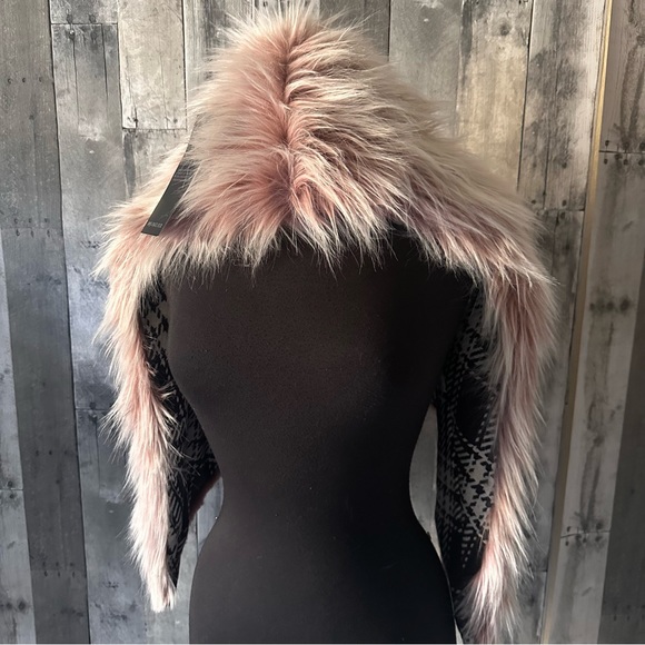 Spirithoods GALAH COLLECTOR EDITION FAUX FUR SHAWL NWT - Picture 2 of 8